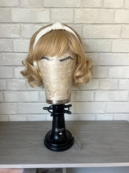 Blonde vintage bob